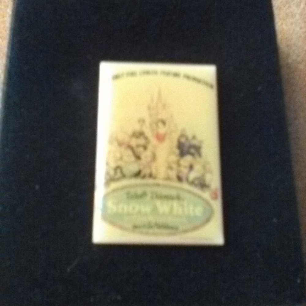 Disney Magical Moments Snow White Pin